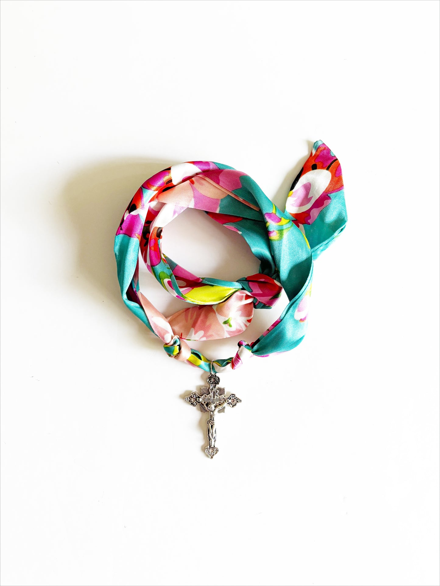 Medallion Silk Necklace |on the cross|